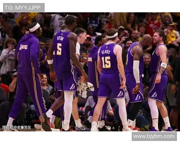 湖人快船对决贝弗利冲突引发球迷热议赛场激烈氛围再升级